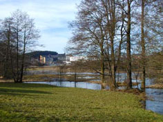 Hochwasser an der Moschenmhle; Blick zum Landratsamt.