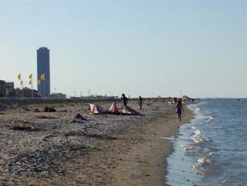 Der Strand von Cesenatico mit seinem Hochhaus.