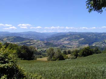 Der weg zum Perticara - Landschaft so weit das Auge reicht.