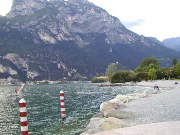 Riva mit seinen gigantischen Felsen.